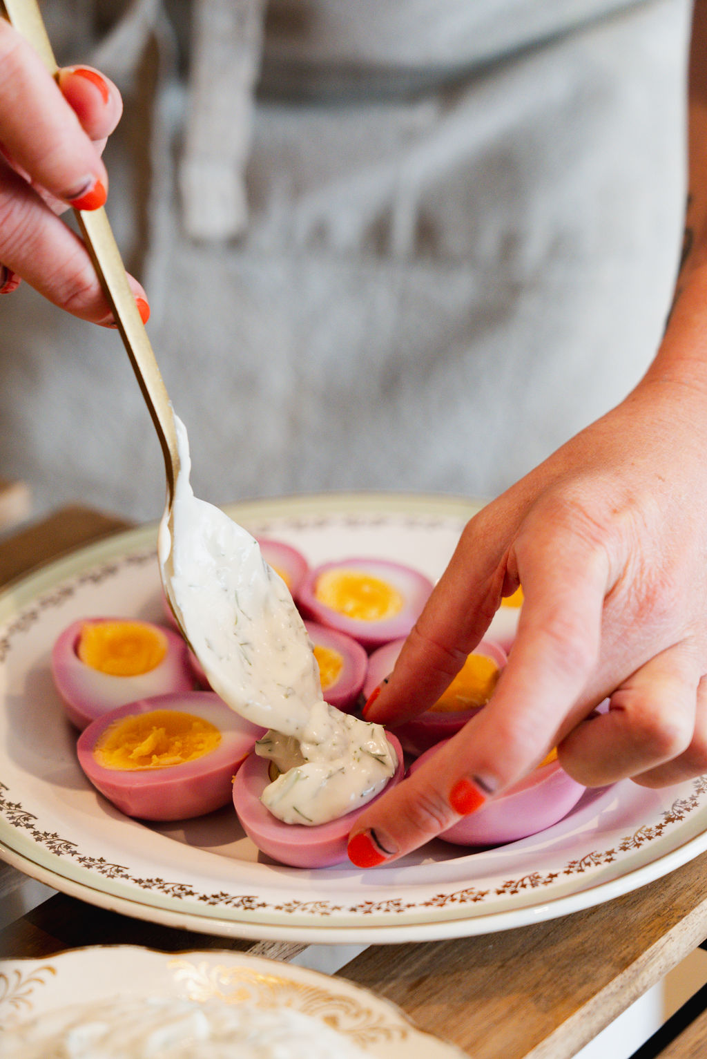 cuillère oeufs roses mimosa recette en préparation, assiette en céramique