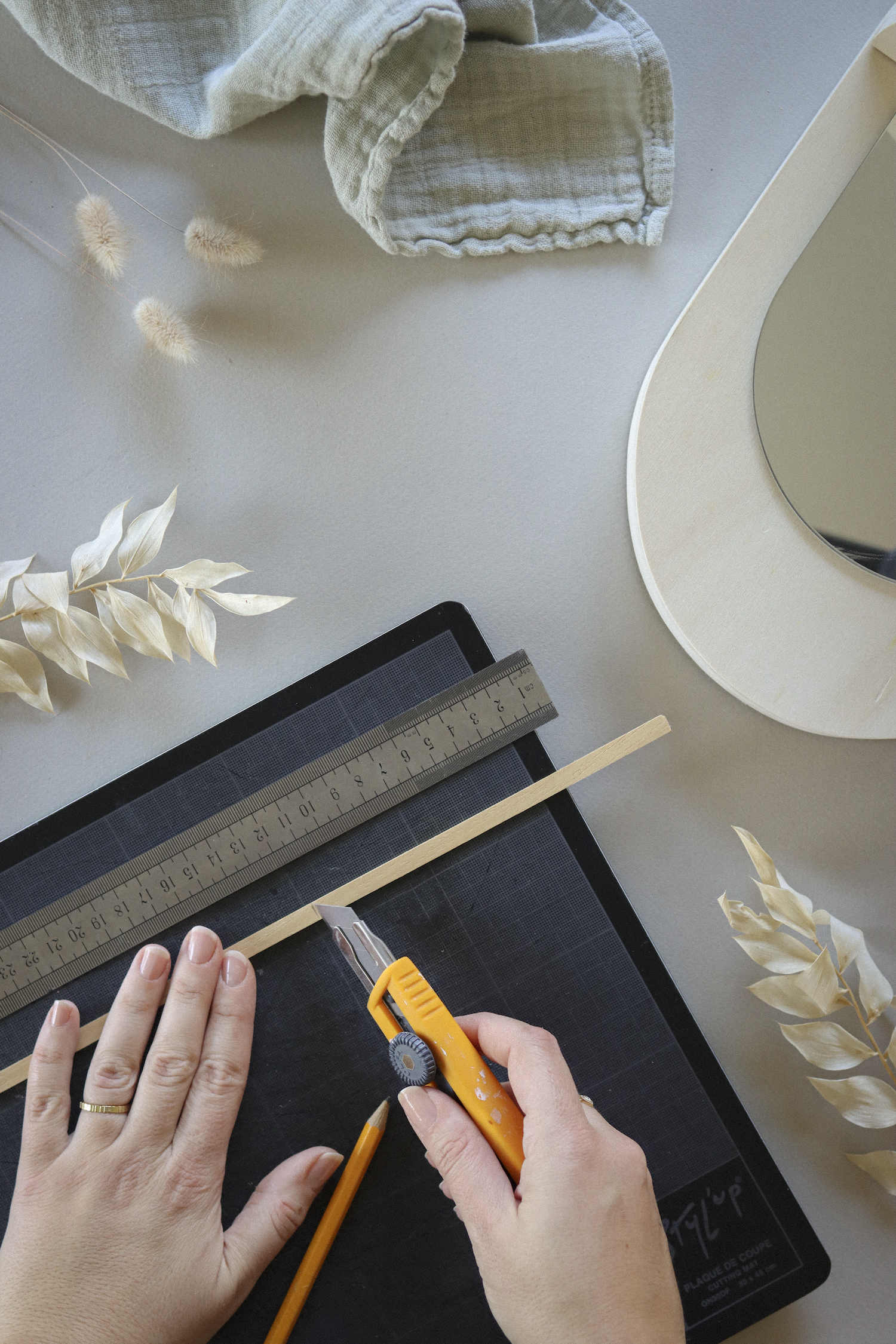 DIY maison fabriquer une étagère miroir en bois étape